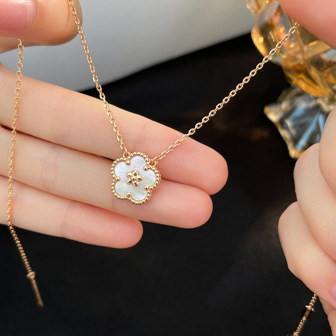 ¡®Glow¡¯LUCKY  WHITE MOP  PLUM BLOSSOM NECKLACE