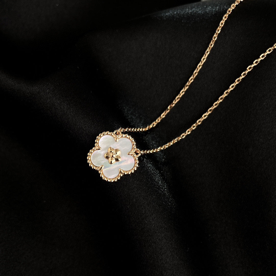 ¡®Glow¡¯LUCKY  WHITE MOP  PLUM BLOSSOM NECKLACE