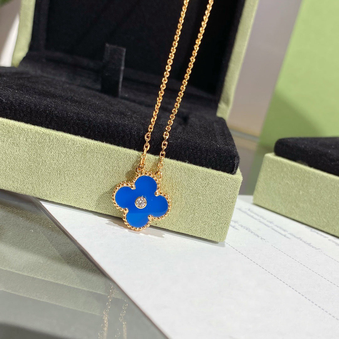 ¡®Glow¡¯CLOVER 15MM DIAMOND AND BLUE AGATE NECKLACE