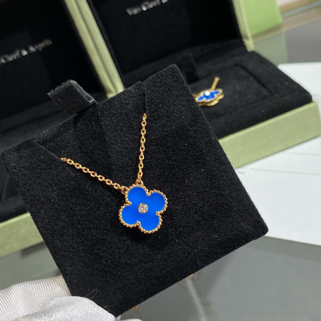 ¡®Glow¡¯CLOVER 15MM DIAMOND AND BLUE AGATE NECKLACE