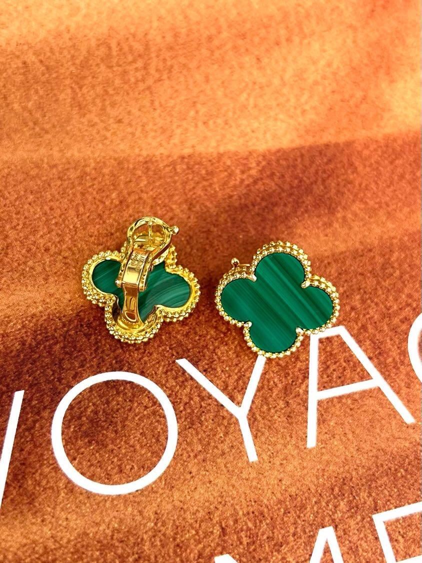 [Glow] CLOVER LARGE (20mm) 1 MOTIFS GREENER MOP STUD EARRINGS