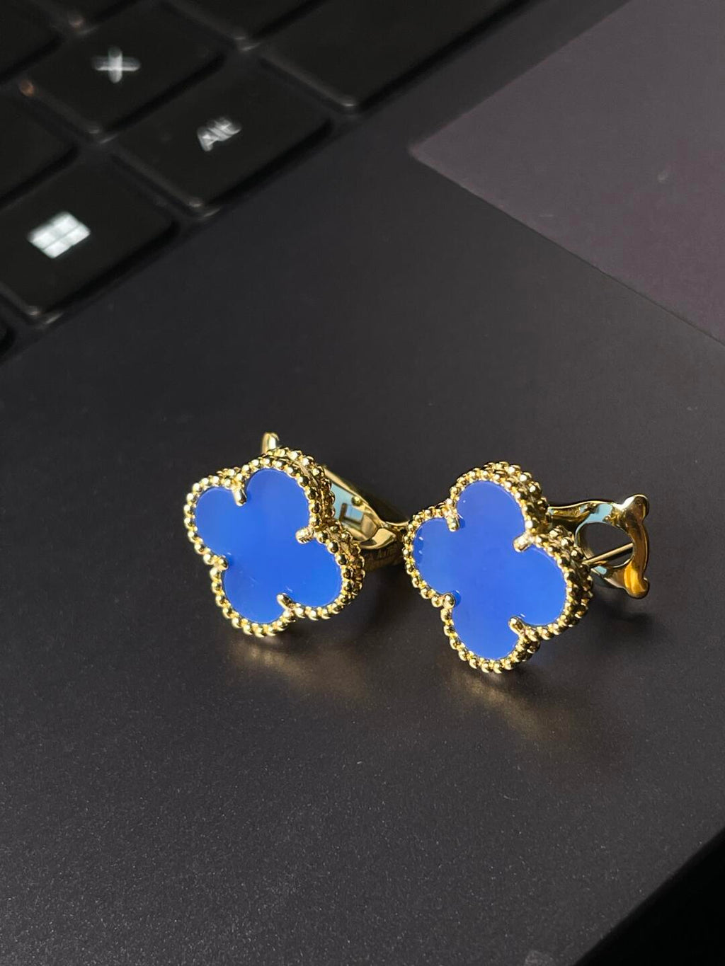 [Glow] CLOVER LARGE (20mm) 1 MOTIFS BLUE MOP STUD EARRINGS