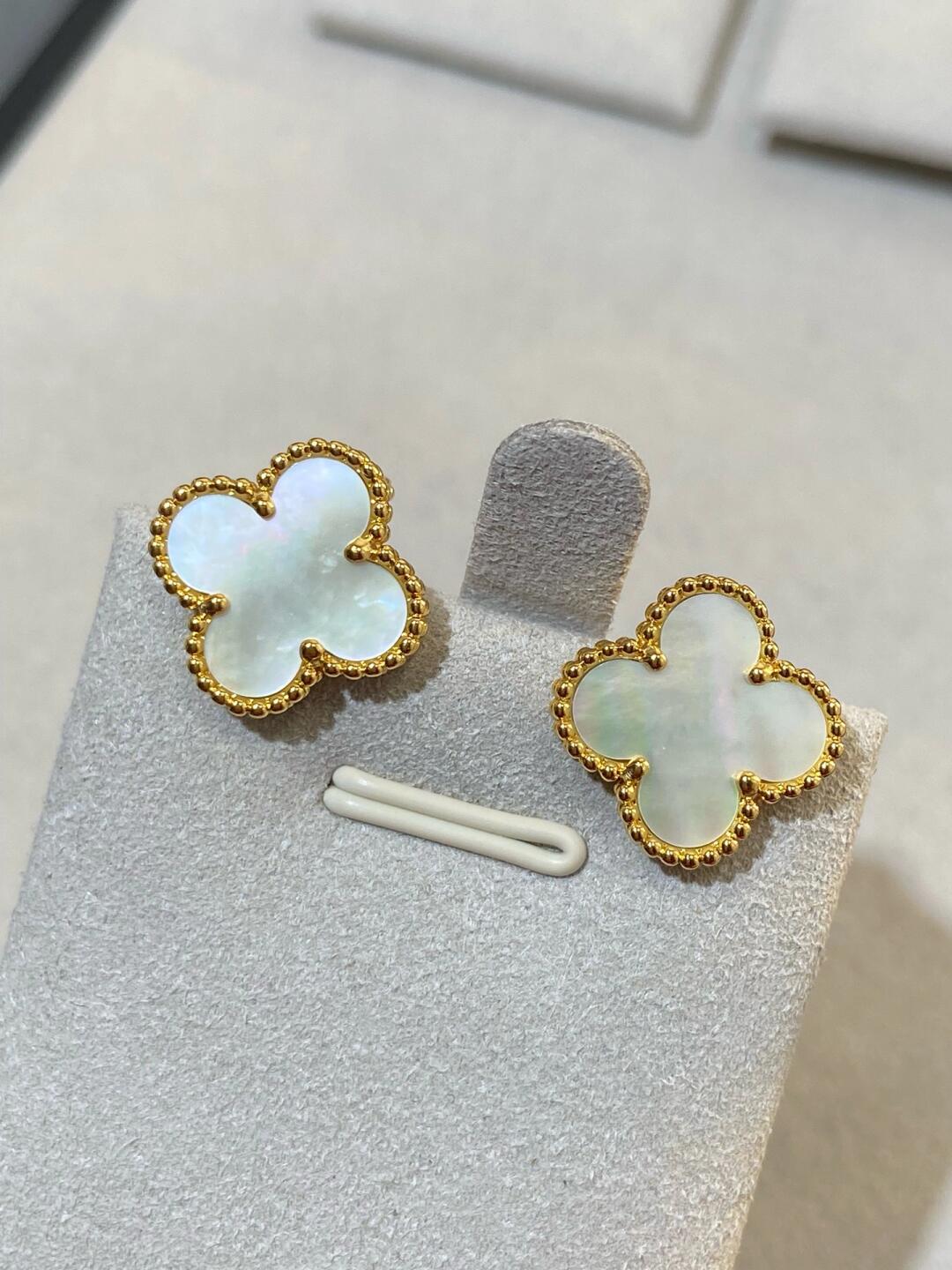 [Glow] CLOVER LARGE (20mm) 1 MOTIFS WHITE MOP STUD EARRINGS