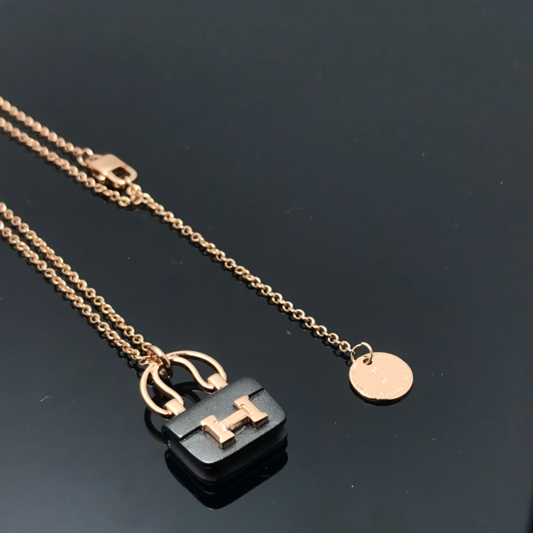 GlowWOMEN'S HM AMULETTES CONSTANCE PENDANT NECKLACE