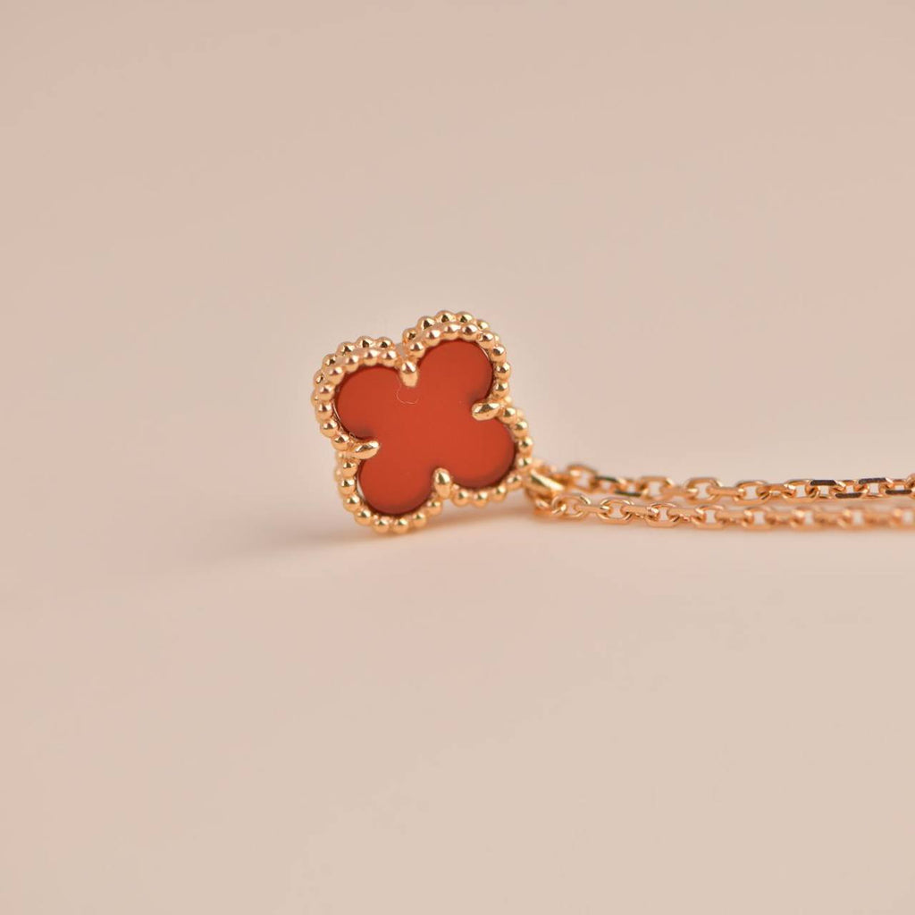 ¡®Glow¡¯CLOVER MINI 9.5MM WHITE CARNELIANS NECKLACE