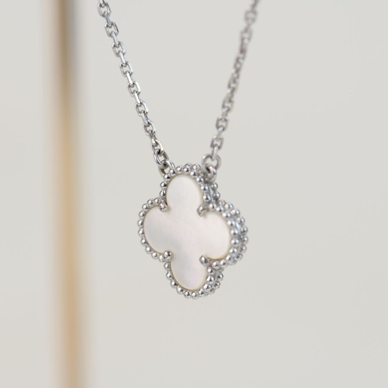 ¡®Glow¡¯CLOVER  15MM WHITE MOTHER-OF-PEARL SILVER