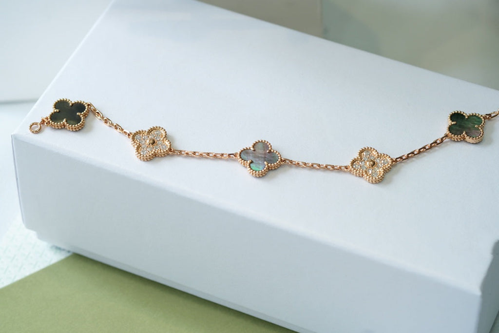 [Glow Jewelry] CLOVER 5 MOTIF GRAY MOP BRACELET COLLECTION