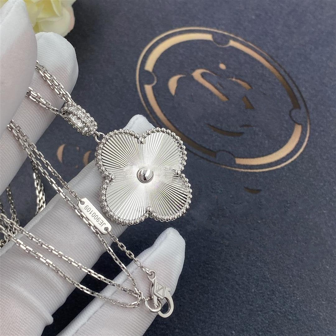 ¡®Glow¡¯CLOVER 25MM SILVER BIG CLOVER NECKLACE